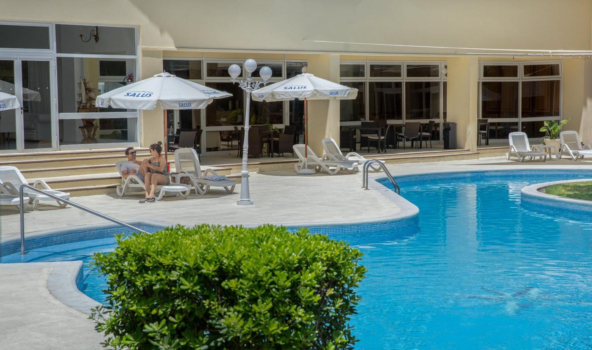 Parque Hotel Jean Clevers Punta del Este Exterior foto The pool at the hotel