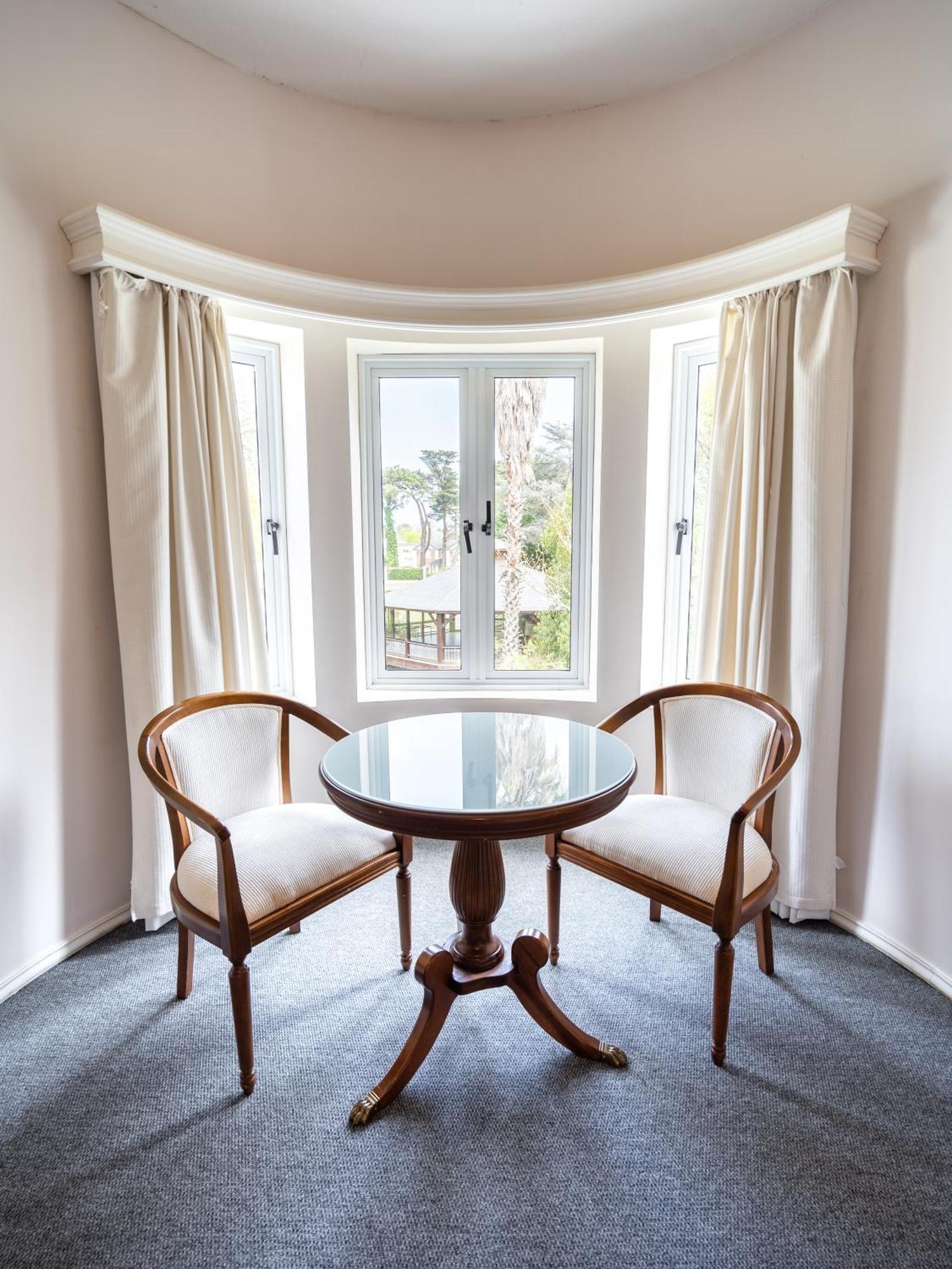 Parque Hotel Jean Clevers Punta del Este Exterior foto A window seat with a table and two chairs